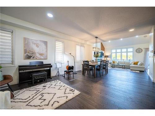 600 Sundew Drive, Waterloo, ON - Indoor Photo Showing Living Room