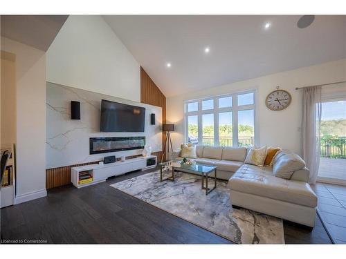 600 Sundew Drive, Waterloo, ON - Indoor Photo Showing Kitchen With Upgraded Kitchen