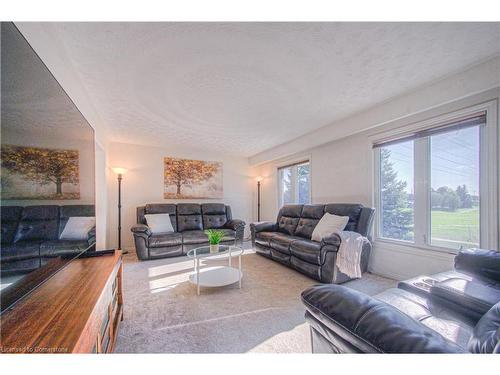 148 Laurentian Drive, Kitchener, ON - Indoor Photo Showing Living Room