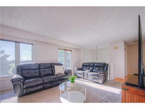 148 Laurentian Drive, Kitchener, ON - Indoor Photo Showing Living Room