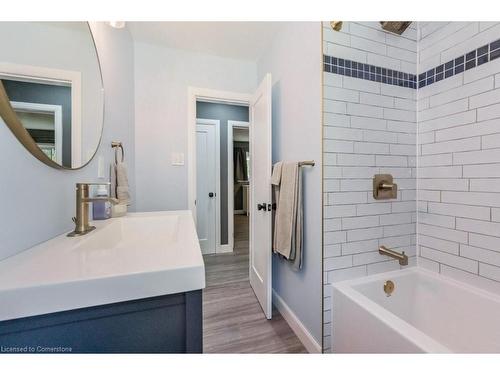 36 Douglas Crescent, Fergus, ON - Indoor Photo Showing Bathroom