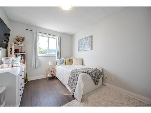 429 Erinbrook Drive, Kitchener, ON - Indoor Photo Showing Bedroom