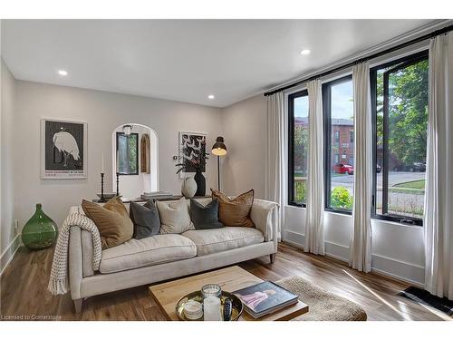 28 West Avenue, Kitchener, ON - Indoor Photo Showing Living Room