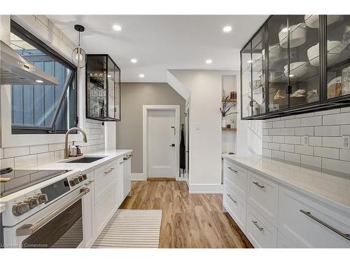 28 West Avenue, Kitchener, ON - Indoor Photo Showing Kitchen With Upgraded Kitchen