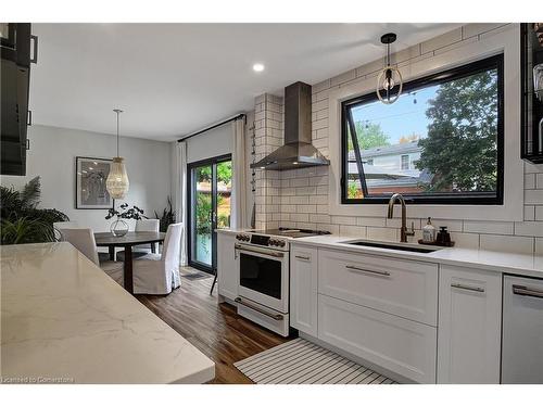 28 West Avenue, Kitchener, ON - Indoor Photo Showing Kitchen With Upgraded Kitchen