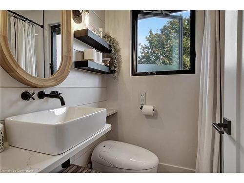 28 West Avenue, Kitchener, ON - Indoor Photo Showing Bathroom