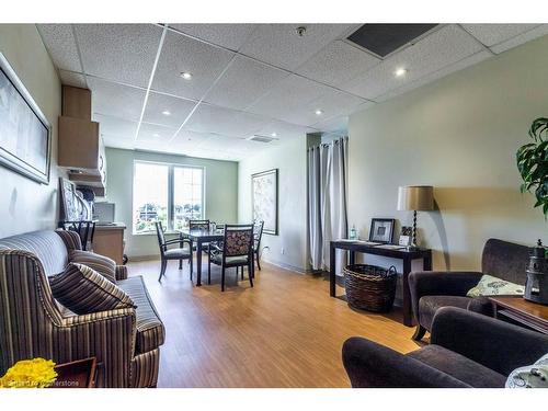 439-200 Mccarthy Road, Stratford, ON - Indoor Photo Showing Living Room