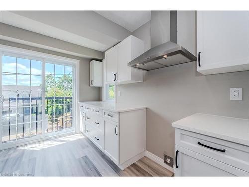 33 Albert Street, Cambridge, ON - Indoor Photo Showing Kitchen