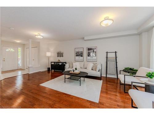 252 Holbeach Court, Waterloo, ON - Indoor Photo Showing Living Room