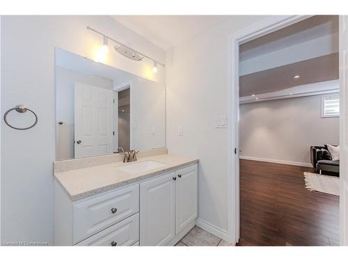 252 Holbeach Court, Waterloo, ON - Indoor Photo Showing Bathroom