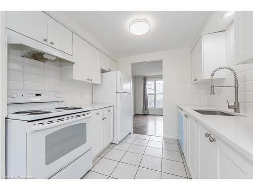 34-210 Glamis Road, Cambridge, ON - Indoor Photo Showing Kitchen