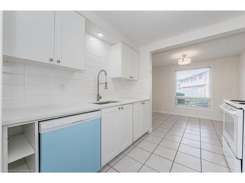 34-210 Glamis Road, Cambridge, ON - Indoor Photo Showing Kitchen