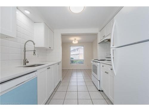 34-210 Glamis Road, Cambridge, ON - Indoor Photo Showing Kitchen