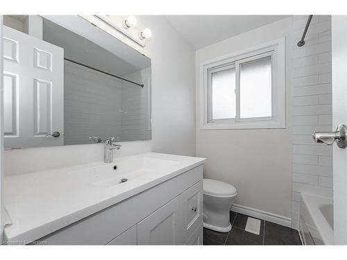 34-210 Glamis Road, Cambridge, ON - Indoor Photo Showing Bathroom