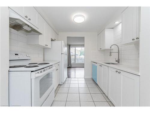 34-210 Glamis Road, Cambridge, ON - Indoor Photo Showing Kitchen