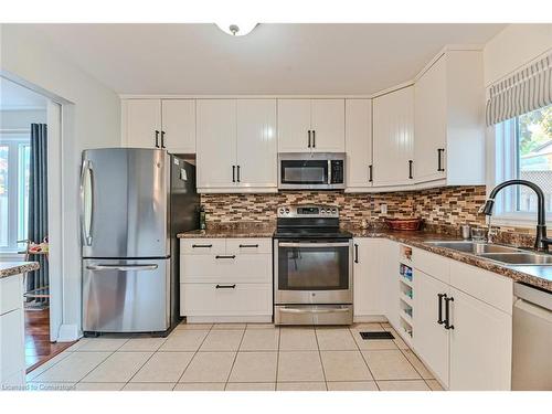 112 Browning Trail, Barrie, ON - Indoor Photo Showing Kitchen With Double Sink With Upgraded Kitchen