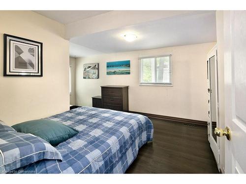 42 5Th Lane, Wasaga Beach, ON - Indoor Photo Showing Bedroom