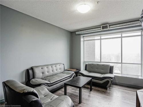 1105-8 Hickory Street W, Waterloo, ON - Indoor Photo Showing Living Room