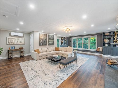 1349 Queen Street, New Dundee, ON - Indoor Photo Showing Living Room