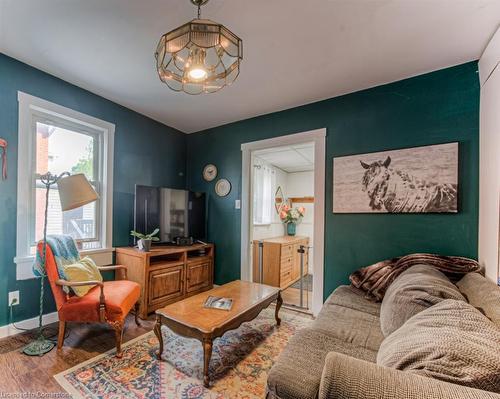 375 Victoria Street S, Kitchener, ON - Indoor Photo Showing Living Room