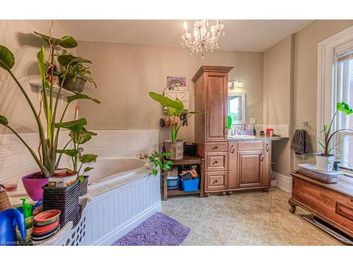 301 Grand River Avenue, Brantford, ON - Indoor Photo Showing Bathroom