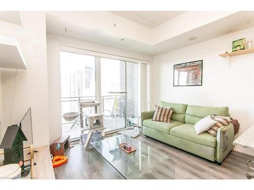 1506-318 Spruce Street, Waterloo, ON - Indoor Photo Showing Living Room