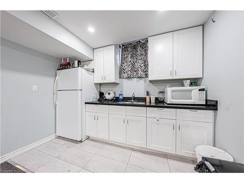 4264 Vivaldi Road E, Burlington, ON - Indoor Photo Showing Kitchen