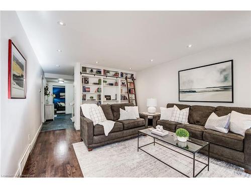 269 Old Post Road, Waterloo, ON - Indoor Photo Showing Living Room