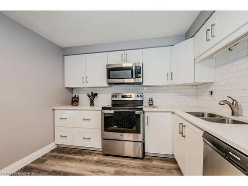 514-55 Green Valley Drive, Kitchener, ON - Indoor Photo Showing Kitchen With Double Sink With Upgraded Kitchen