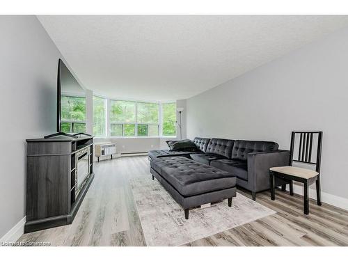 514-55 Green Valley Drive, Kitchener, ON - Indoor Photo Showing Living Room