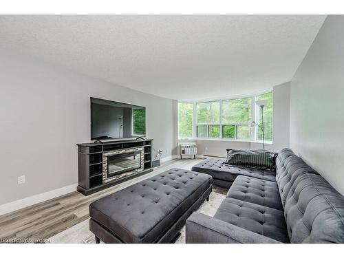 514-55 Green Valley Drive, Kitchener, ON - Indoor Photo Showing Living Room