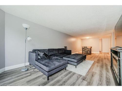 514-55 Green Valley Drive, Kitchener, ON - Indoor Photo Showing Living Room