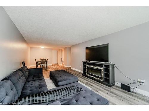 514-55 Green Valley Drive, Kitchener, ON - Indoor Photo Showing Living Room