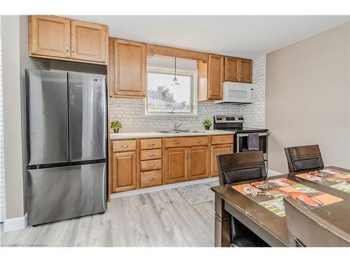 24 Clarke Street, Woodstock, ON - Indoor Photo Showing Kitchen