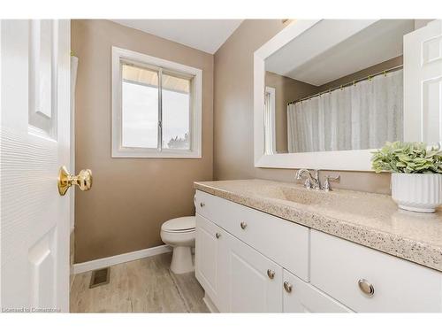 24 Clarke Street, Woodstock, ON - Indoor Photo Showing Bathroom