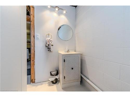 24 Clarke Street, Woodstock, ON - Indoor Photo Showing Bathroom