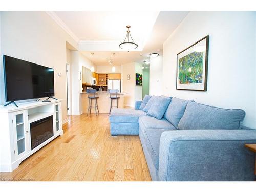 113-400 Romeo Street N, Stratford, ON - Indoor Photo Showing Living Room