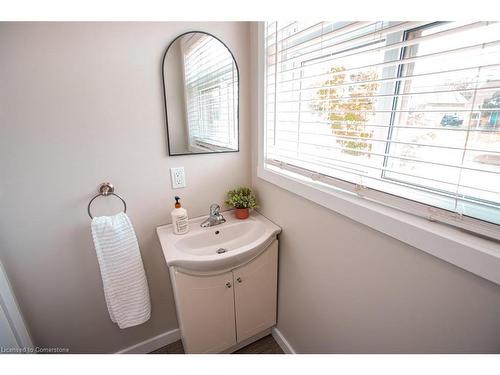 B-489 East Avenue, Kitchener, ON - Indoor Photo Showing Bathroom