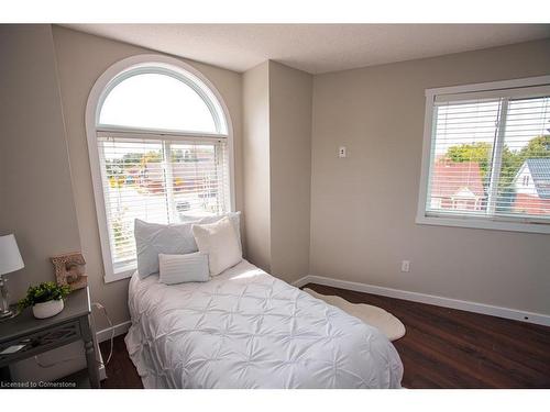 B-489 East Avenue, Kitchener, ON - Indoor Photo Showing Bedroom