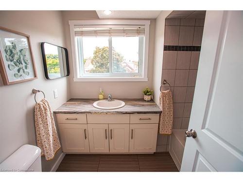 B-489 East Avenue, Kitchener, ON - Indoor Photo Showing Bathroom