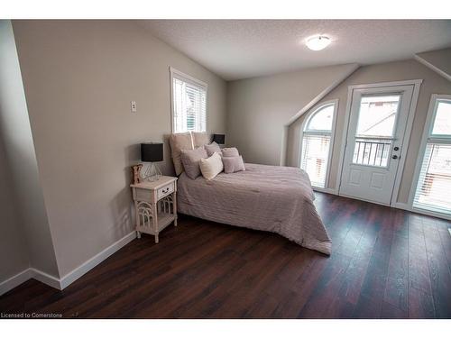 B-489 East Avenue, Kitchener, ON - Indoor Photo Showing Bedroom