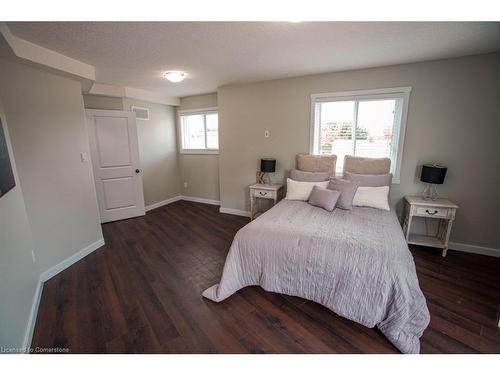 B-489 East Avenue, Kitchener, ON - Indoor Photo Showing Bedroom