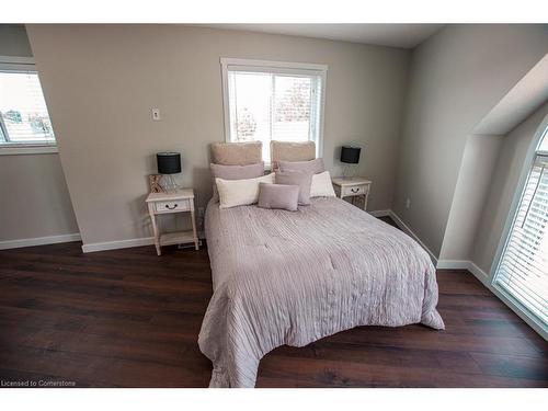 B-489 East Avenue, Kitchener, ON - Indoor Photo Showing Bedroom