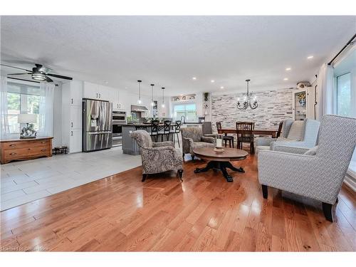 1515 Mannheim Road, Mannheim, ON - Indoor Photo Showing Living Room