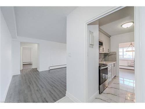 708-45 Westmount Road, Waterloo, ON - Indoor Photo Showing Kitchen