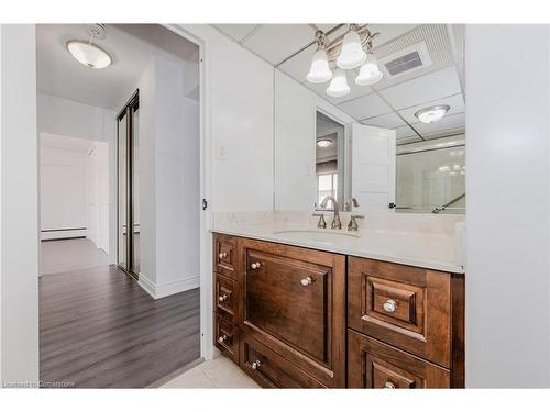 708-45 Westmount Road, Waterloo, ON - Indoor Photo Showing Bathroom