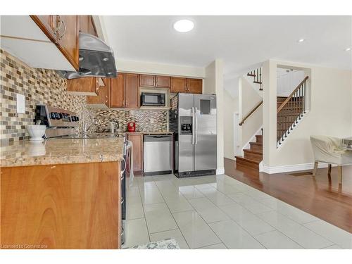 32 Elmpark Court, Brampton, ON - Indoor Photo Showing Kitchen