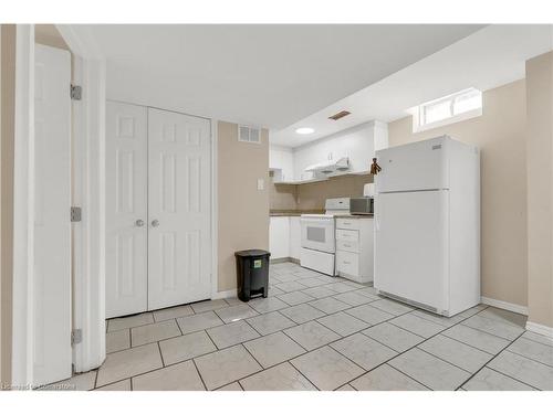 32 Elmpark Court, Brampton, ON - Indoor Photo Showing Kitchen