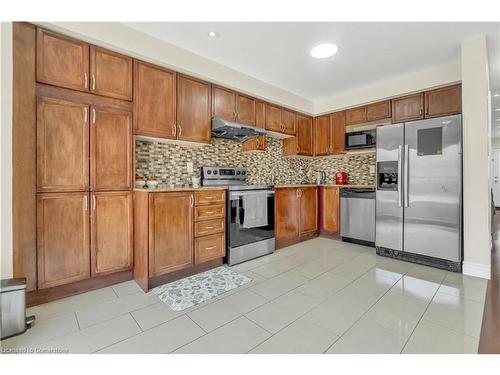 32 Elmpark Court, Brampton, ON - Indoor Photo Showing Kitchen