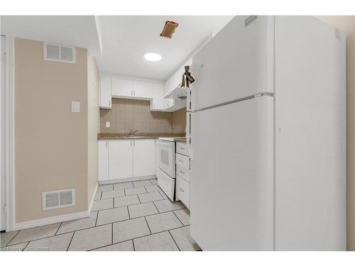 32 Elmpark Court, Brampton, ON - Indoor Photo Showing Kitchen